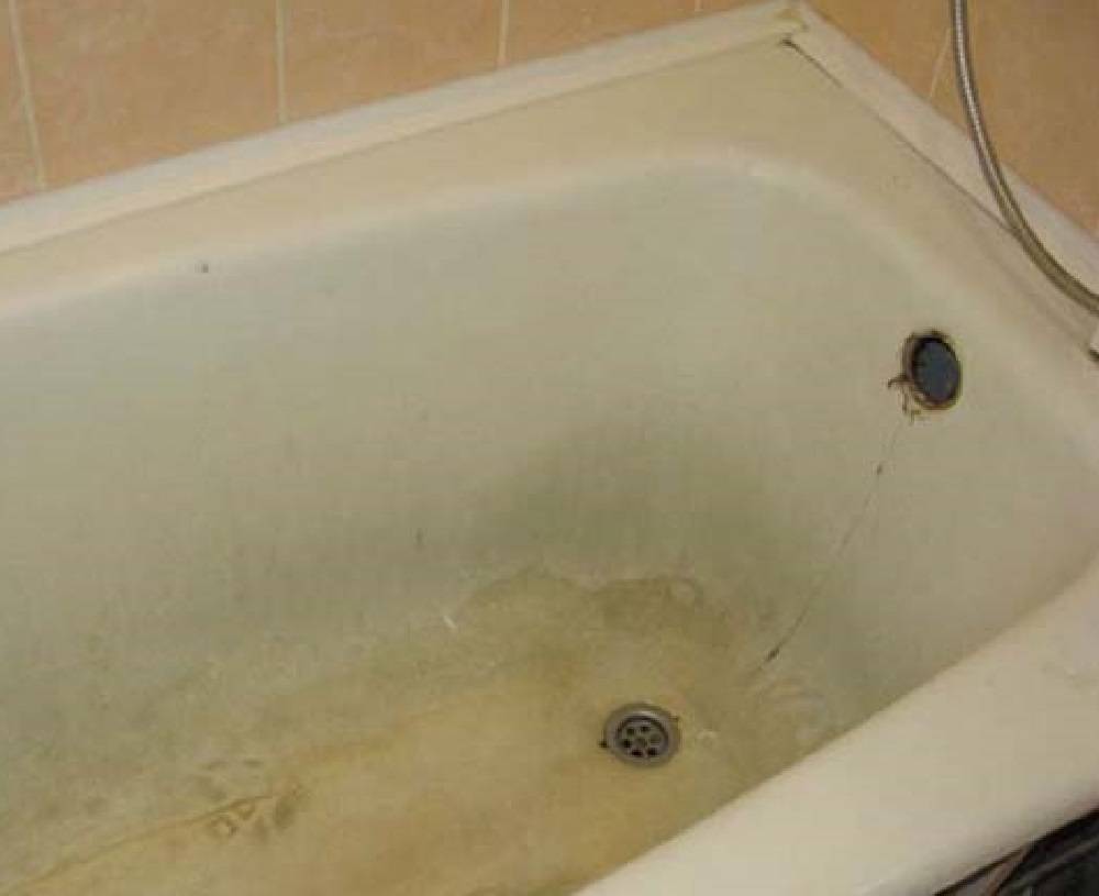 Чем почистить акриловую ванну в домашних. Пятна на акриловой ванне. Желтые пятна на ванне. Пожелтевшая ванна. Коричневые пятна на акриловой ванне.