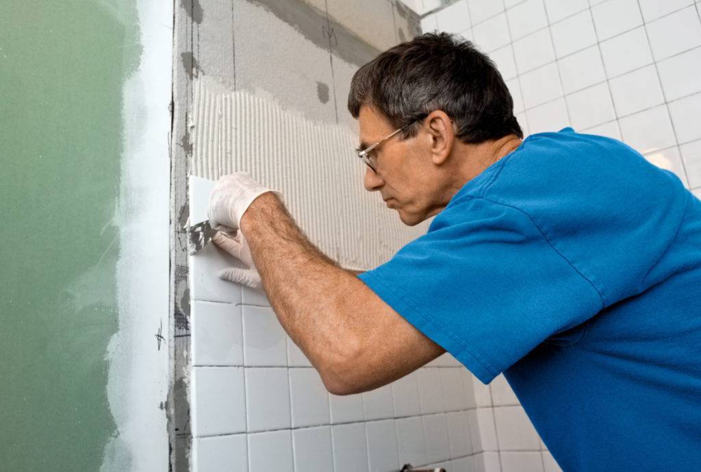 Укладка кафельной плитки на деревянные стены, как это делается