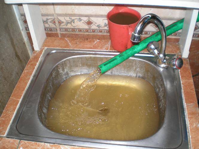 Вода из скважины желтеет на воздухе и покрывается пленкой