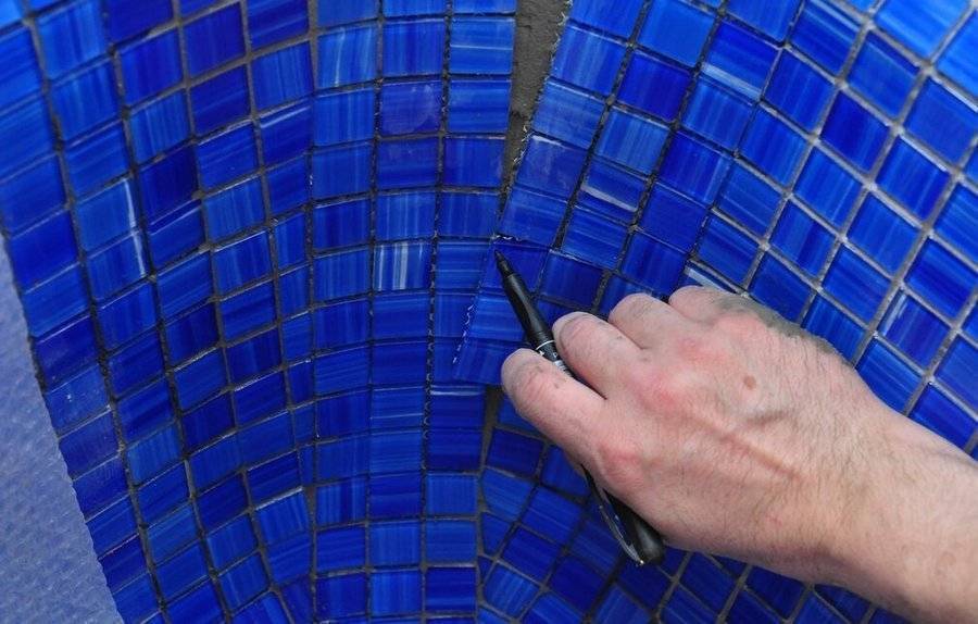 Клеим мозаику на сетке: правила укладки мозаичной плитки