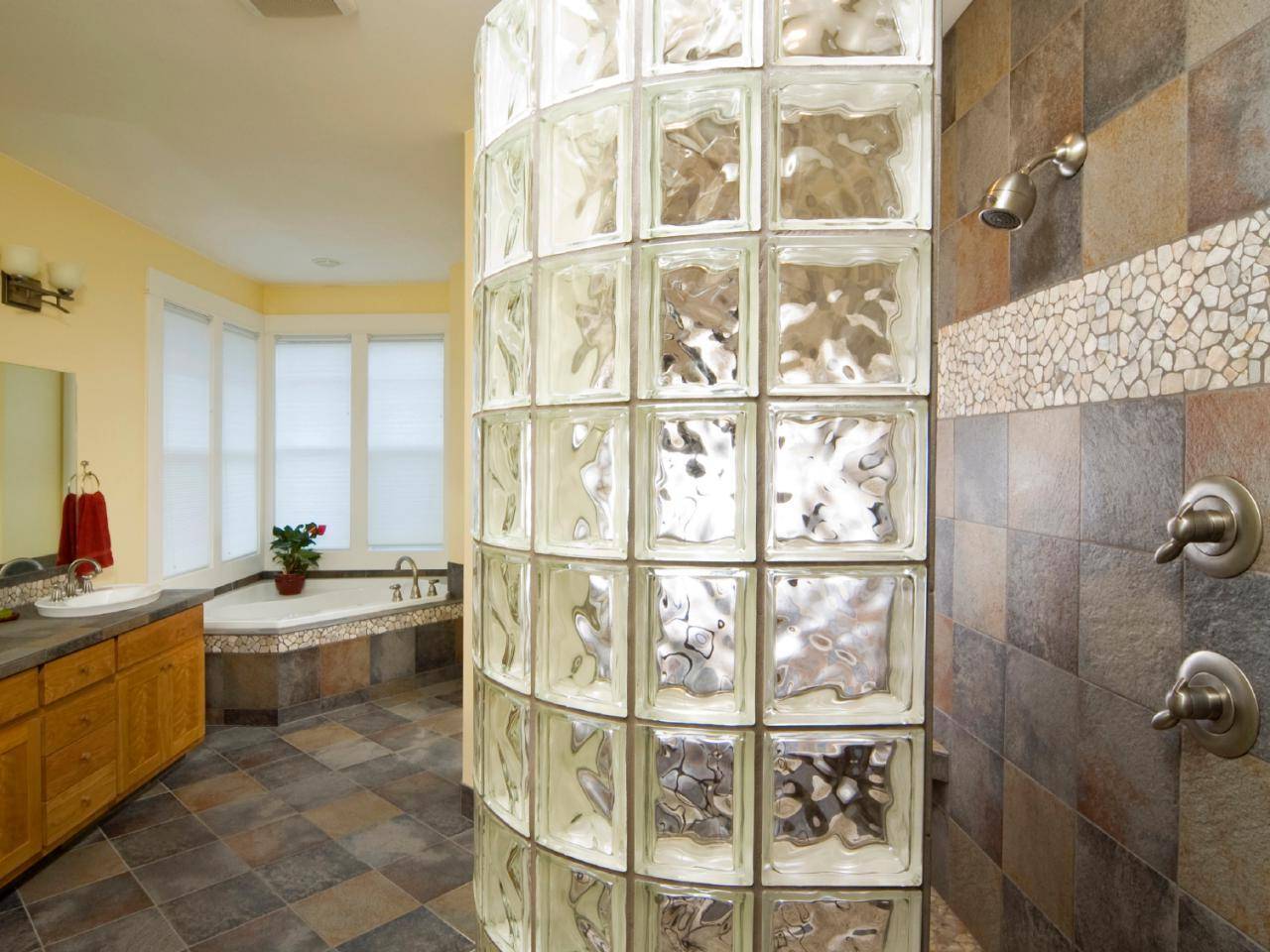Стеклянные блоки для перегородок в ванной: плюсы и минусы