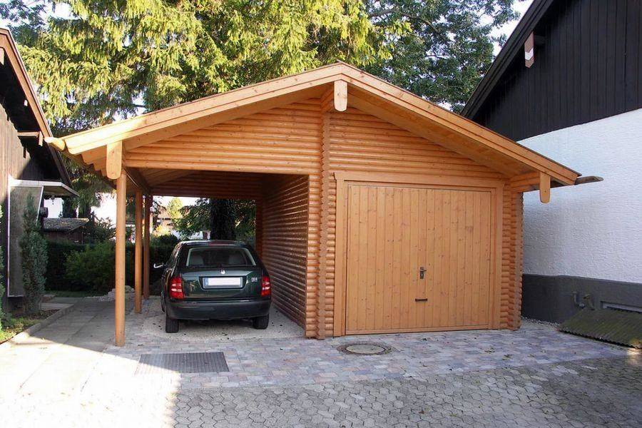 На месте гаража построить дом. Гараж из бруса 4х7. Навес для гаража из дерева. Гараж с навесом. Деревянный гараж с навесом.