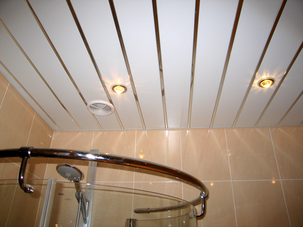 Плюсы, минусы и варианты подвесных потолков в ванной комнате