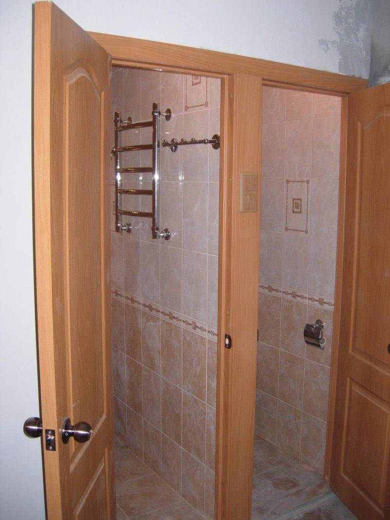 Дверь в ванной: особенности и технология монтажа