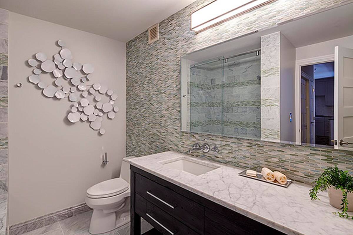 Декор стен в ванной. Декор в ванную комнату на стену. Декоративная стена в ванной. Декоративная штукатурка ванная. Что можно вместо плитки в ванной