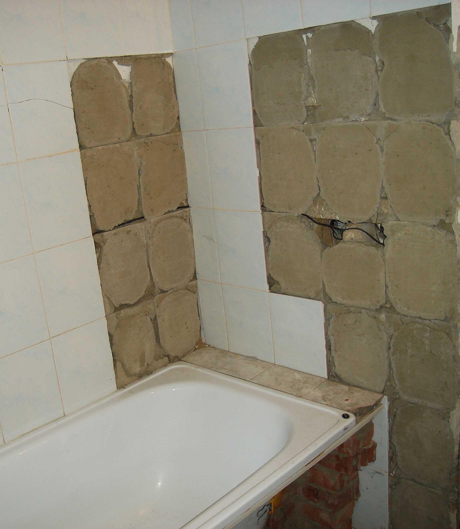 Что можно вместо плитки в ванной. Старый кафель в ванной. Старая плитка. Старая Советская плитка в ванной. Старая плитка в ванной на стенах.