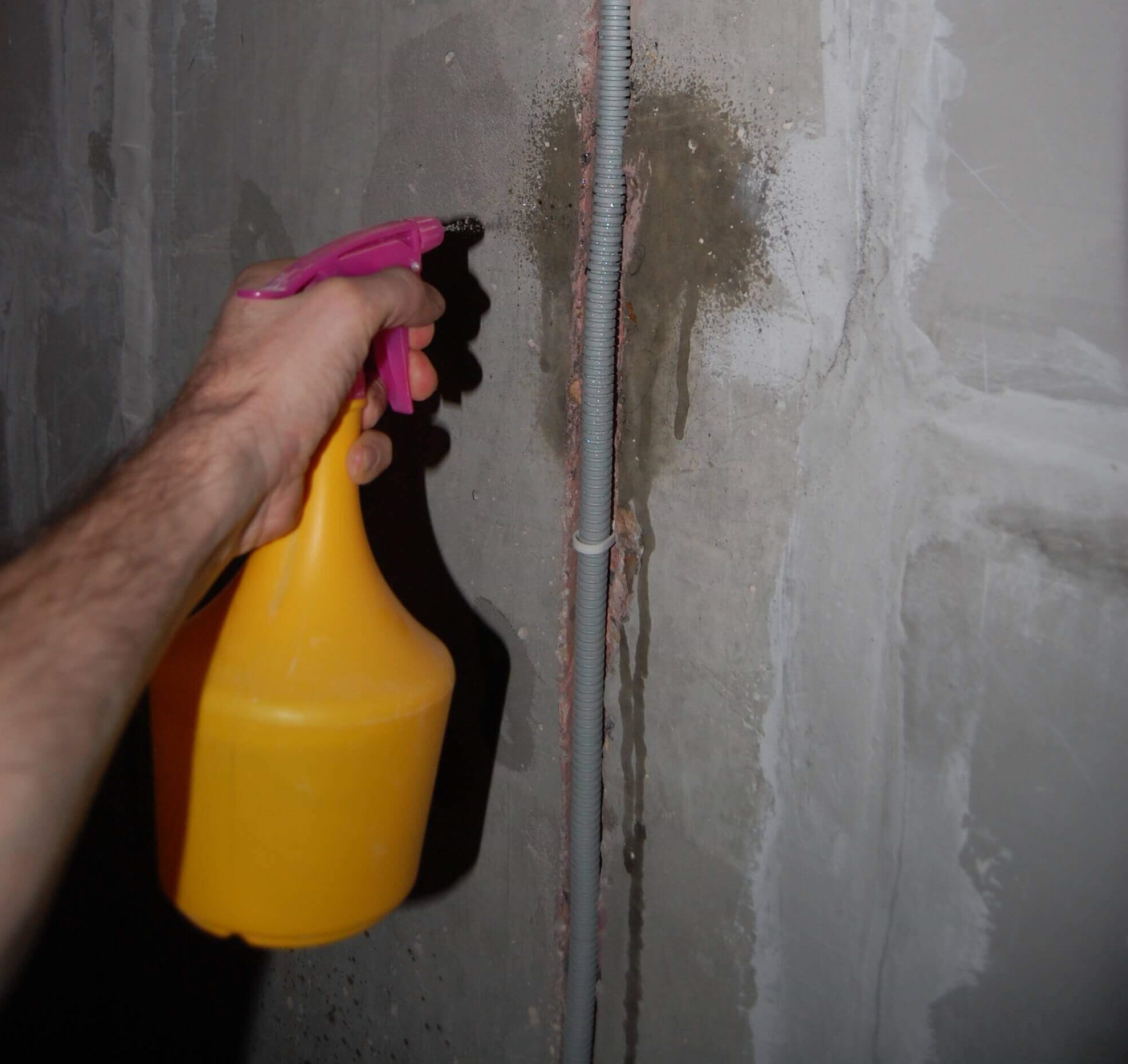 Чем замазать штробу с проводкой в стене: топ-4 состава для ремонта