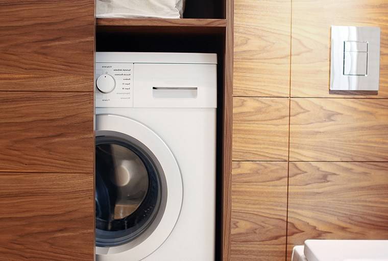 Как встроить стиральную машину под столешницу или в шкаф в ванной: фото