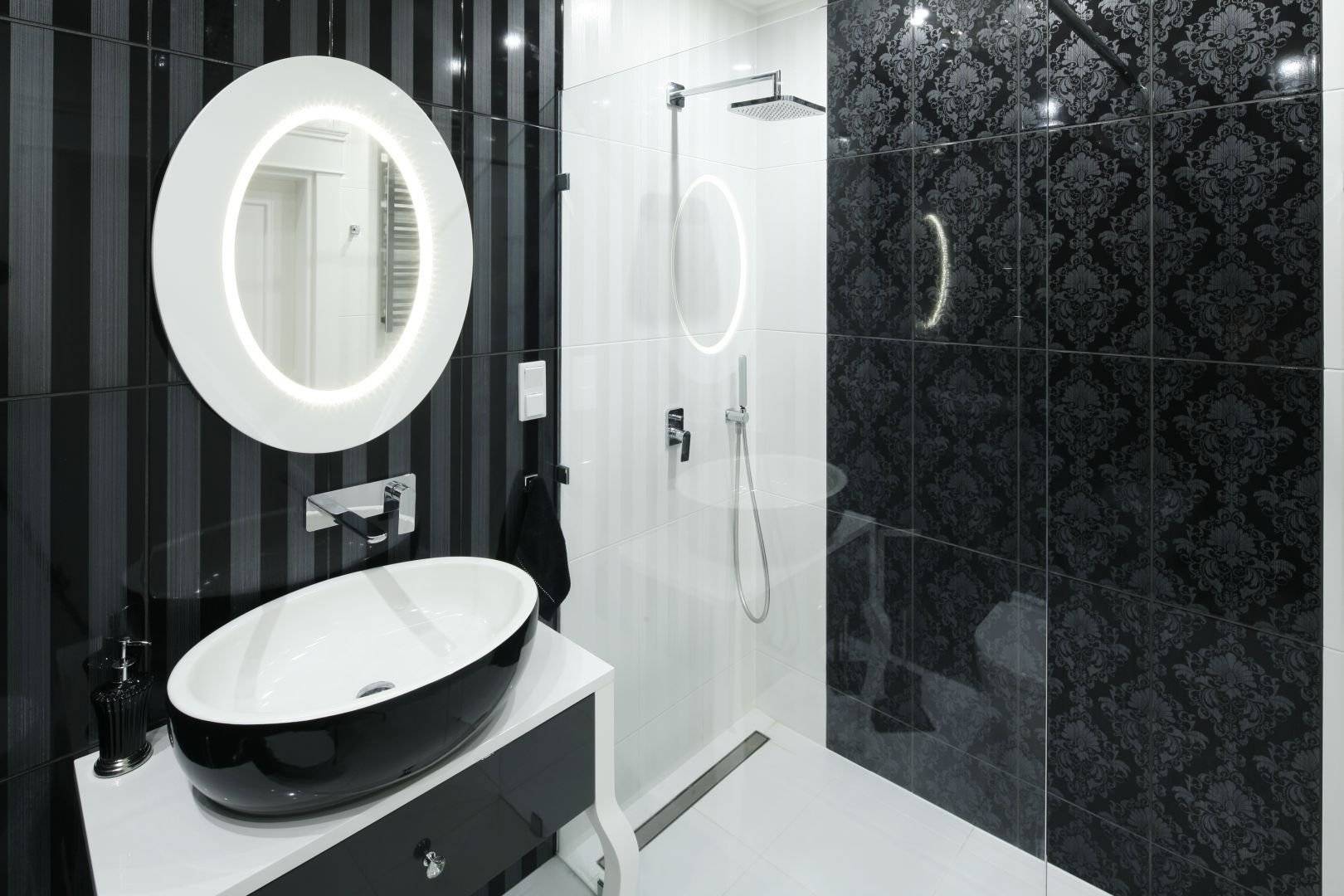 Дизайн черно белой ванной комнаты. Черно-белая ванная комната. Черно белая ванная. Ванна в черно-белых тонах. Черная ванная комната.