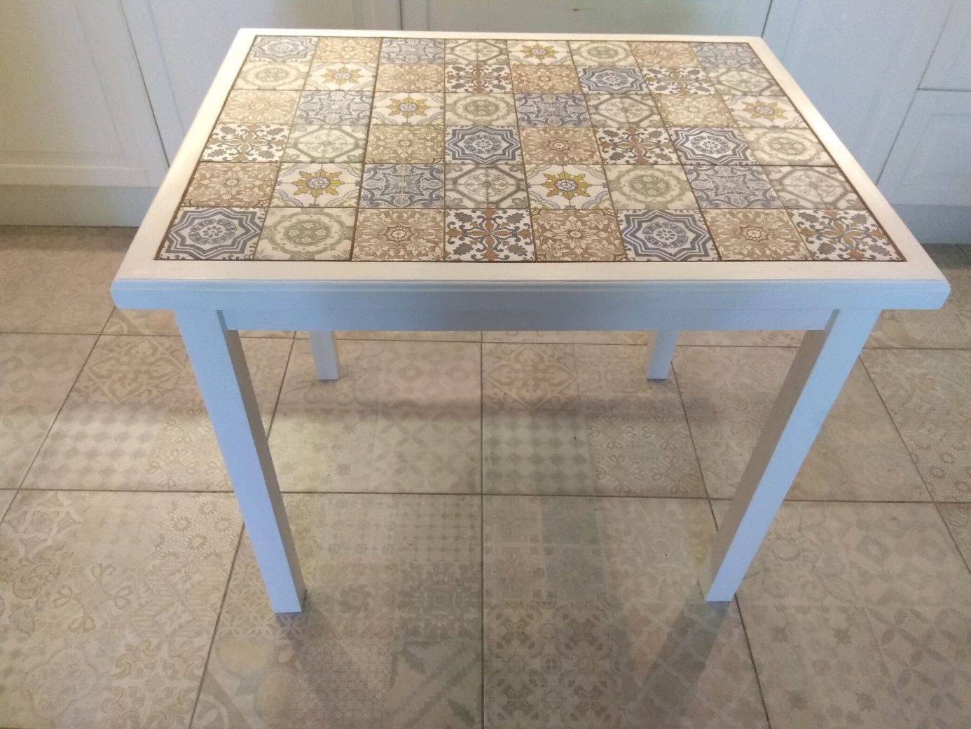 Кухонный стол из плитки