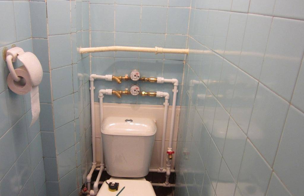 Чем закрыть трубы в туалете чтобы был доступ к ним