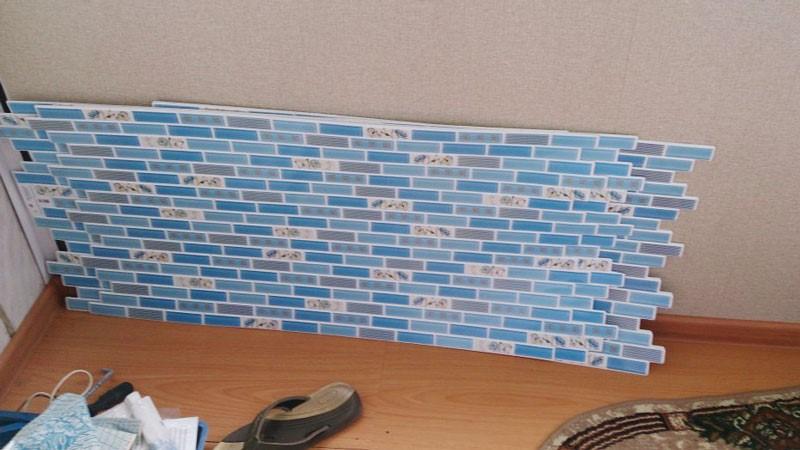 Можно приклеить пвх панели. Тонкие пластиковые панели для стен. Пластиковые кирпичики для отделки стен. Поклейка листовых панелей ПВХ. Клеящие панели с кирпичиками.