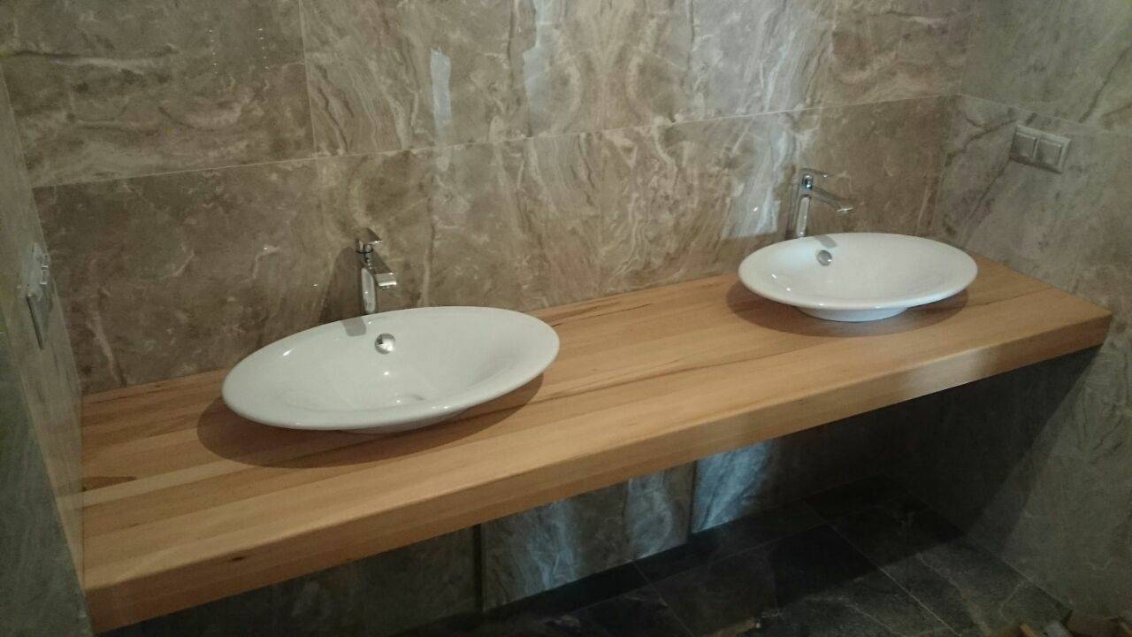 Деревянная столешница для ванной — что нужно знать перед покупкой? (40 фото)