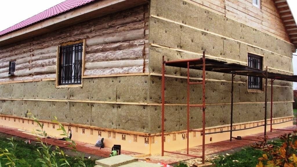 Чем лучше утеплить деревянный дом снаружи: обзор материалов, технология монтажа