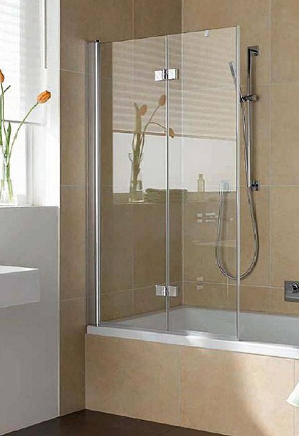 Установка ширмы. Стеклянная шторка для ванной Cezares 210412. Стеклянные шторы для ванны 100х70. Ванна со стеклянной перегородкой. Ширма на ванну стеклянная.