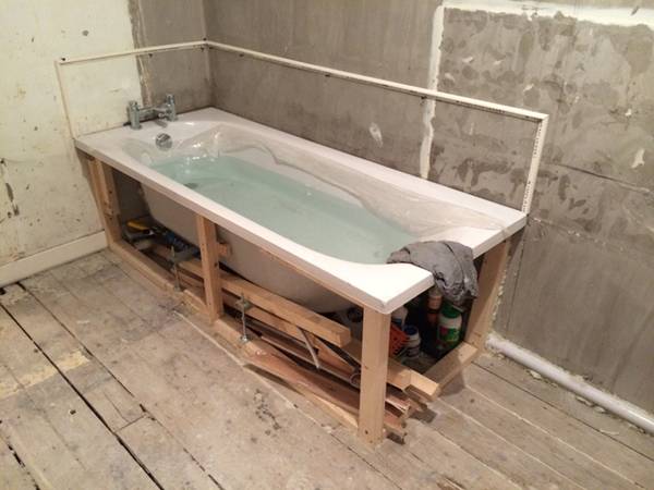 Установка ванны в ванной под плиткой. Каркас под ванную. Деревянный каркас для ванны. Деревянный каркас под ванну. Каркас для чугунной ванны.