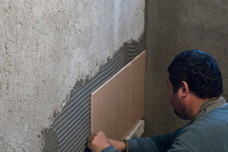 Выравнивение стен перед укладкой плитки: штукатурка, гкл, плиточный клей. можно ли выравнивать плиточным клеем стены