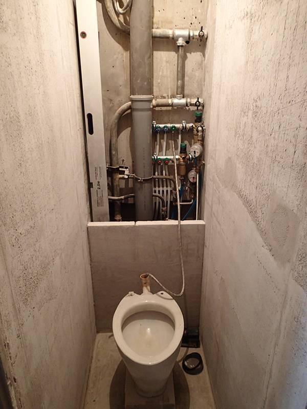 Как закрыть трубы в туалете: выбор материала, варианты реализации, особенности