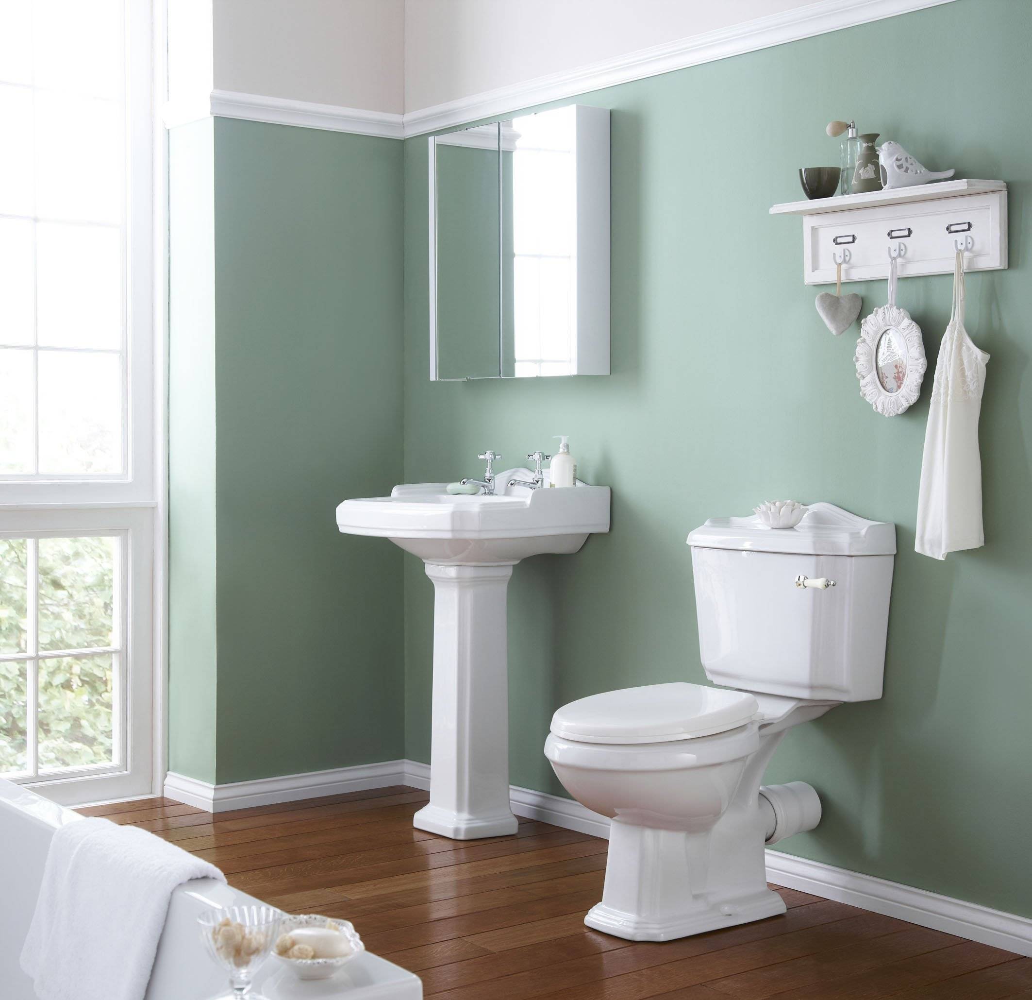 Чем можно покрыть ванную комнату. Краска для ванной комнаты. Крашеные стены в ванной. Покраска ванной комнаты. Краска в санузле.