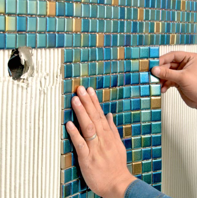 Приклеить пластиковые панели в ванной. Укладка мозаики. Пластиковая плитка для стен. Мозайка клеящеяся на стену. Монтаж мозаичной плитки.
