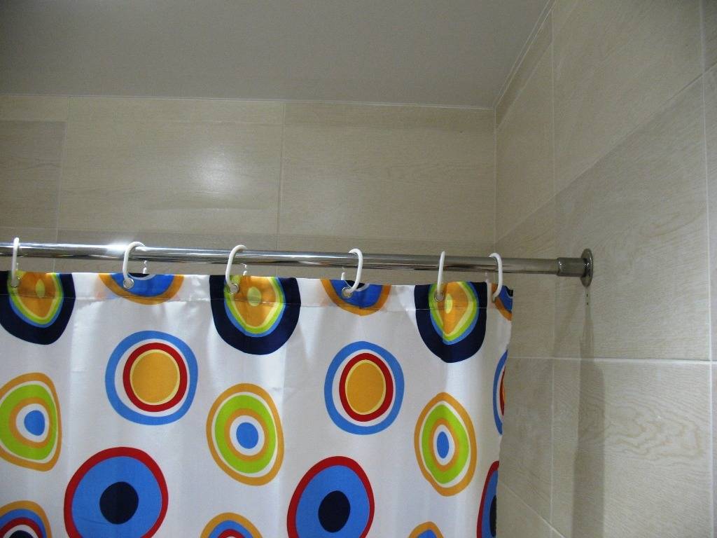 Угловой карниз для штор в ванную: из нержавейки, как правильно выбрать
