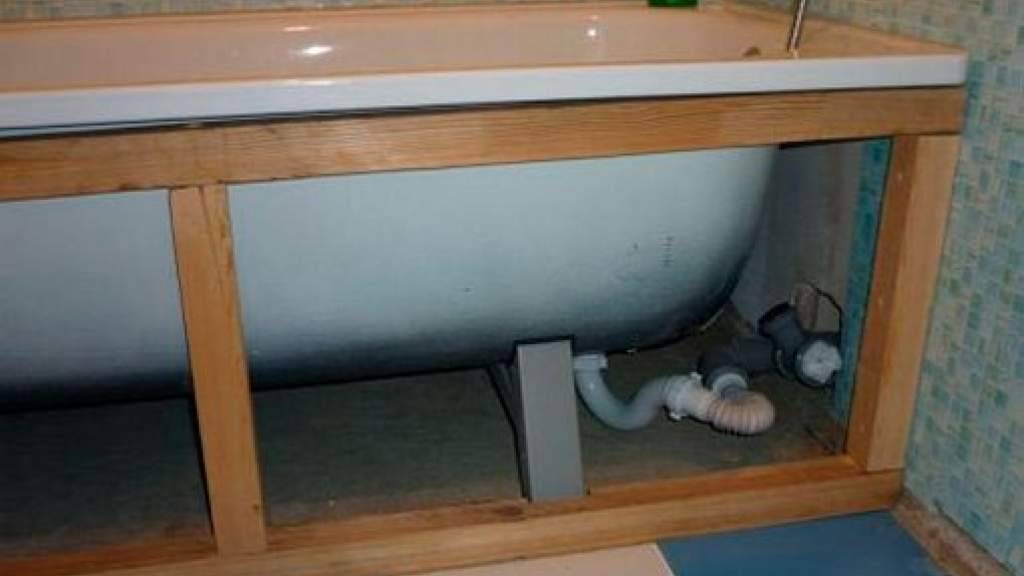 Нижняя панель для ванны. Пространство под ванной. Зашивка под ванной. Деревянный каркас под ванну. Каркас для экрана под ванну.