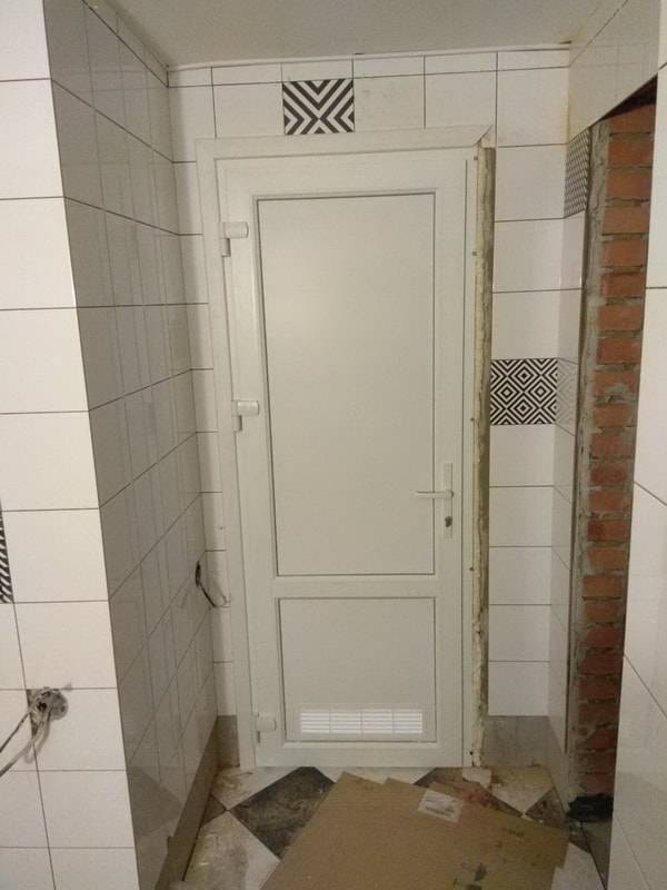 Пластиковые двери для ванной комнаты. критерии выбора