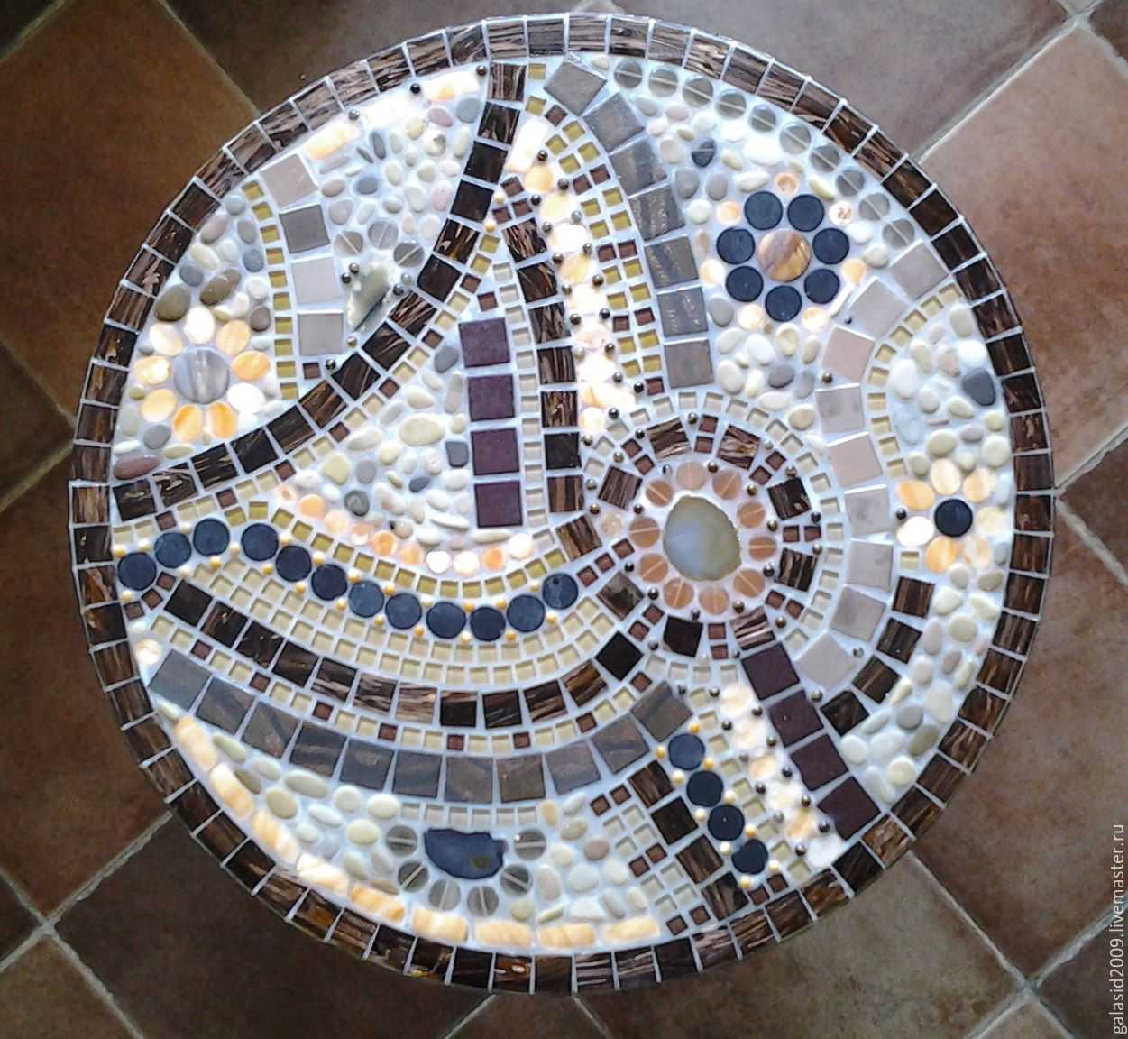 выложить столик мозаичной плиткой