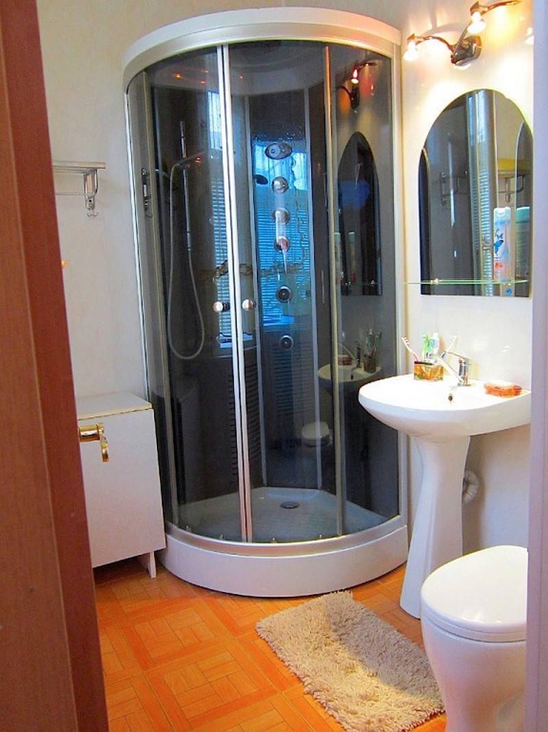 Душевая квартира купить. Душевая кабина 168x85. Маленькая ванная с душевой кабиной. Душевая кабинка в хрушевку. Небольшая ванная с душевой кабиной.