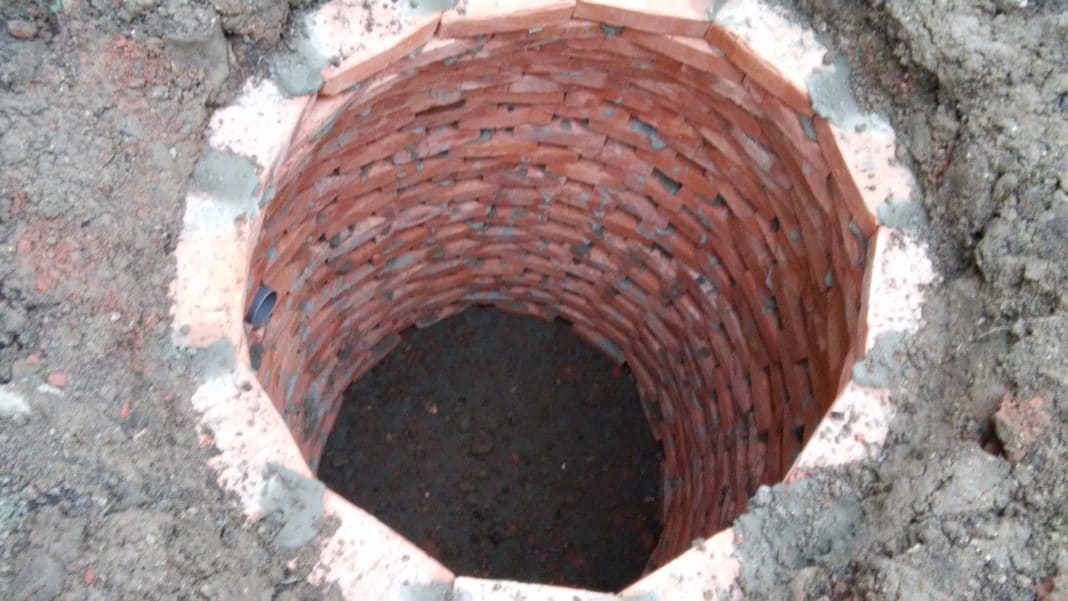 Как сделать сливную яму в частном доме своими руками? обзор и виды из кирпича, бетонных колец и покрышек- пошагово +видео