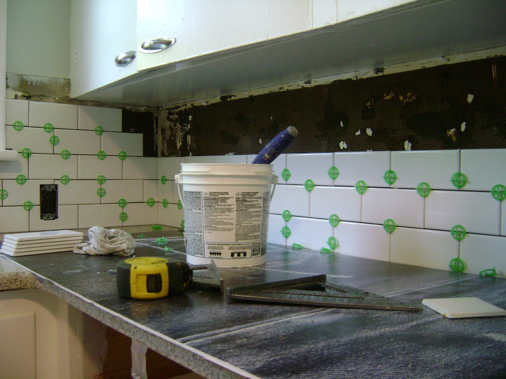 Как правильно уложить плитку на кухонный фартук, инструкция и методы монтажа