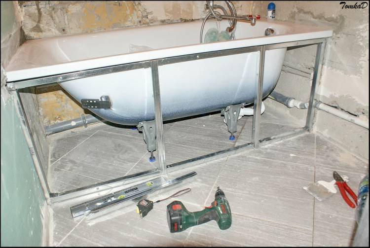 Как закрепить ванну на ножках, если она стоит на кафельном полу: пошаговая инструкция по крепежу ножек ванной