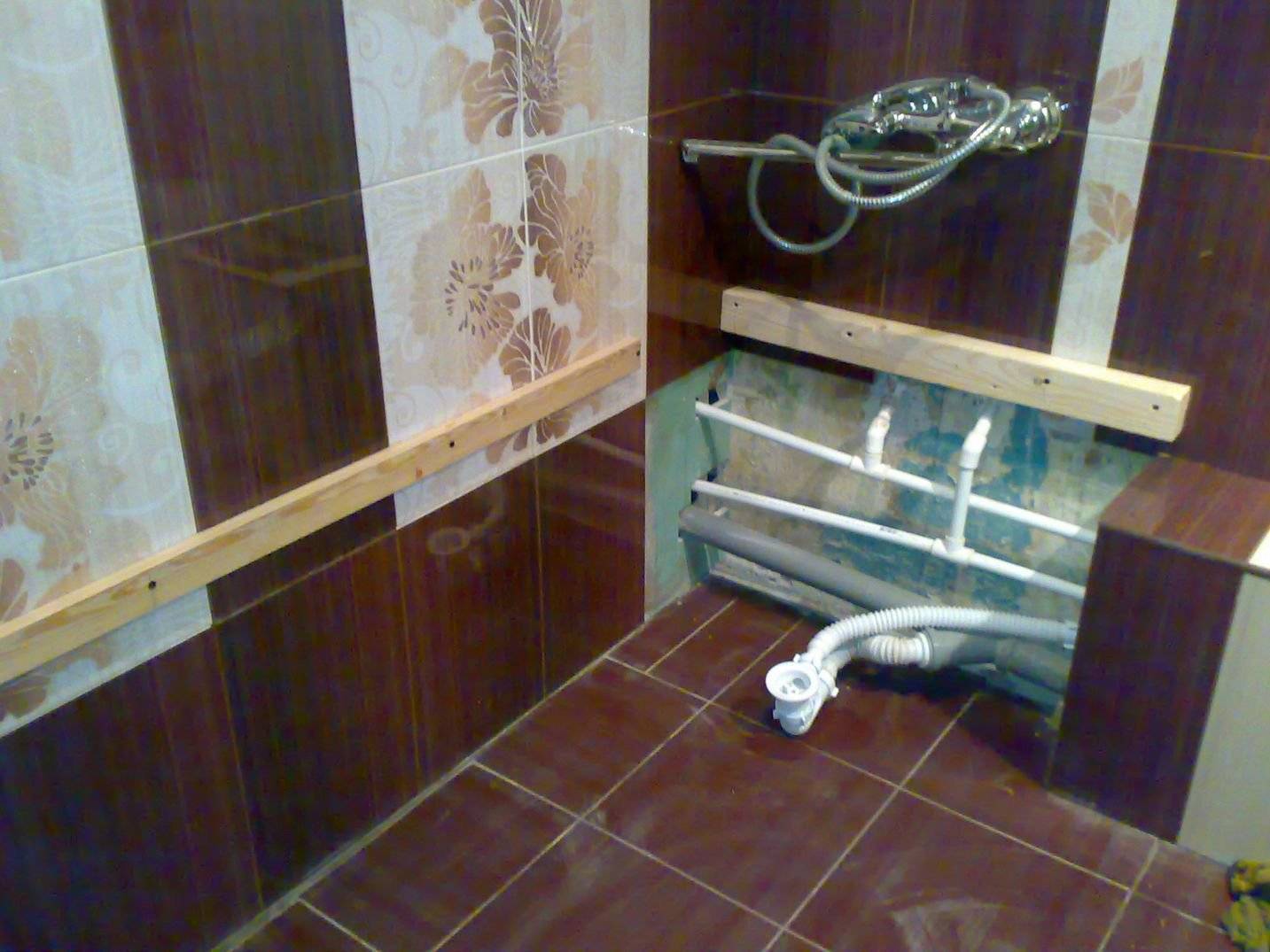 Как спрятать трубы в ванной под плитку - только ремонт своими руками в квартире: фото, видео, инструкции