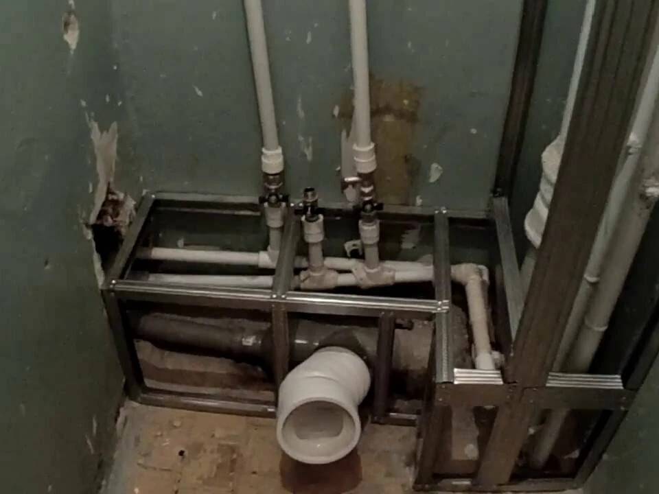 Как скрыть трубы в ванной: обзор способов маскировки трубопровода