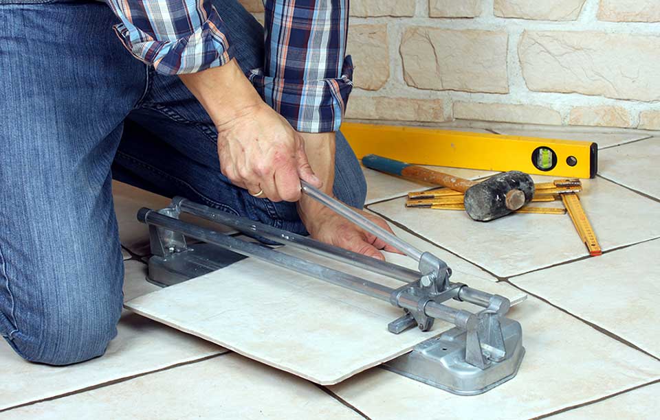Как резать плитку в домашних условиях плиткорезом и другими способами