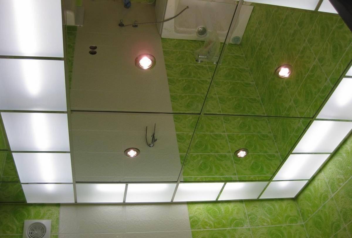 Зеркальный потолок в интерьере ванной комнаты