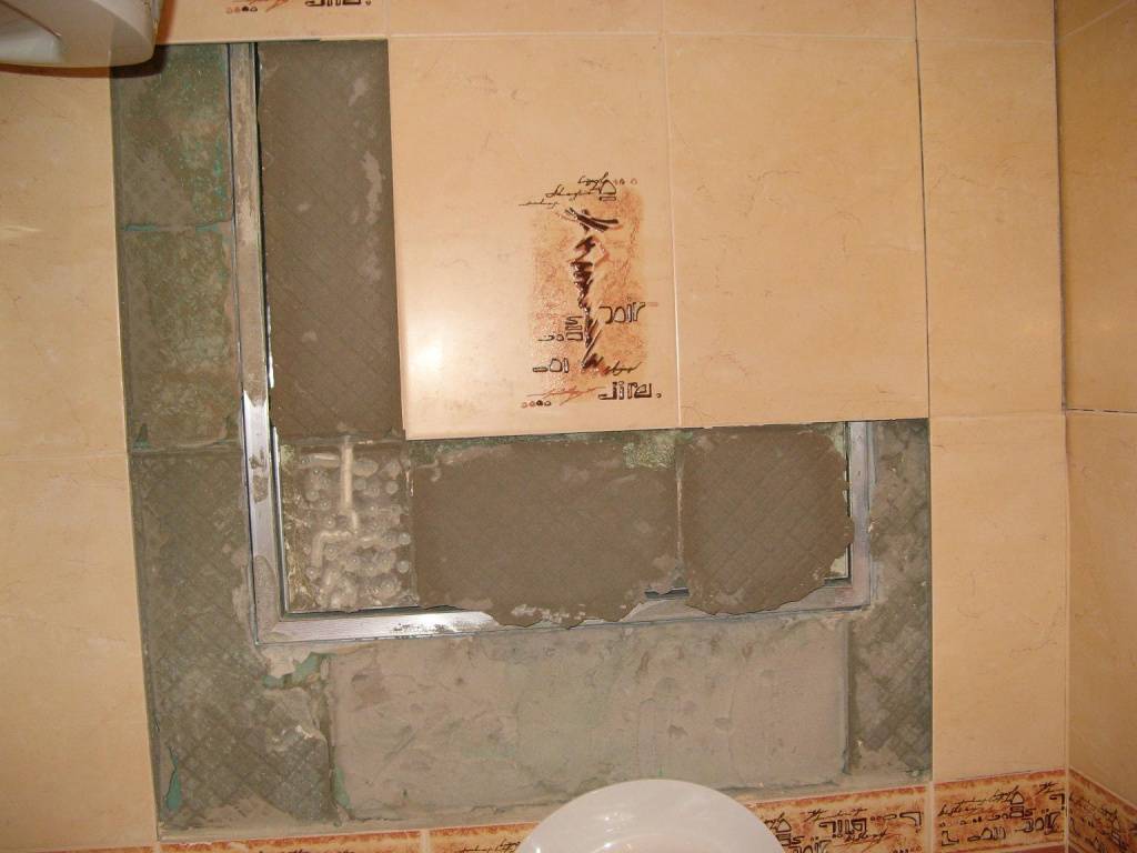 Как приклеить плитку в ванной на стену, если она отвалилась: советы профессионалов