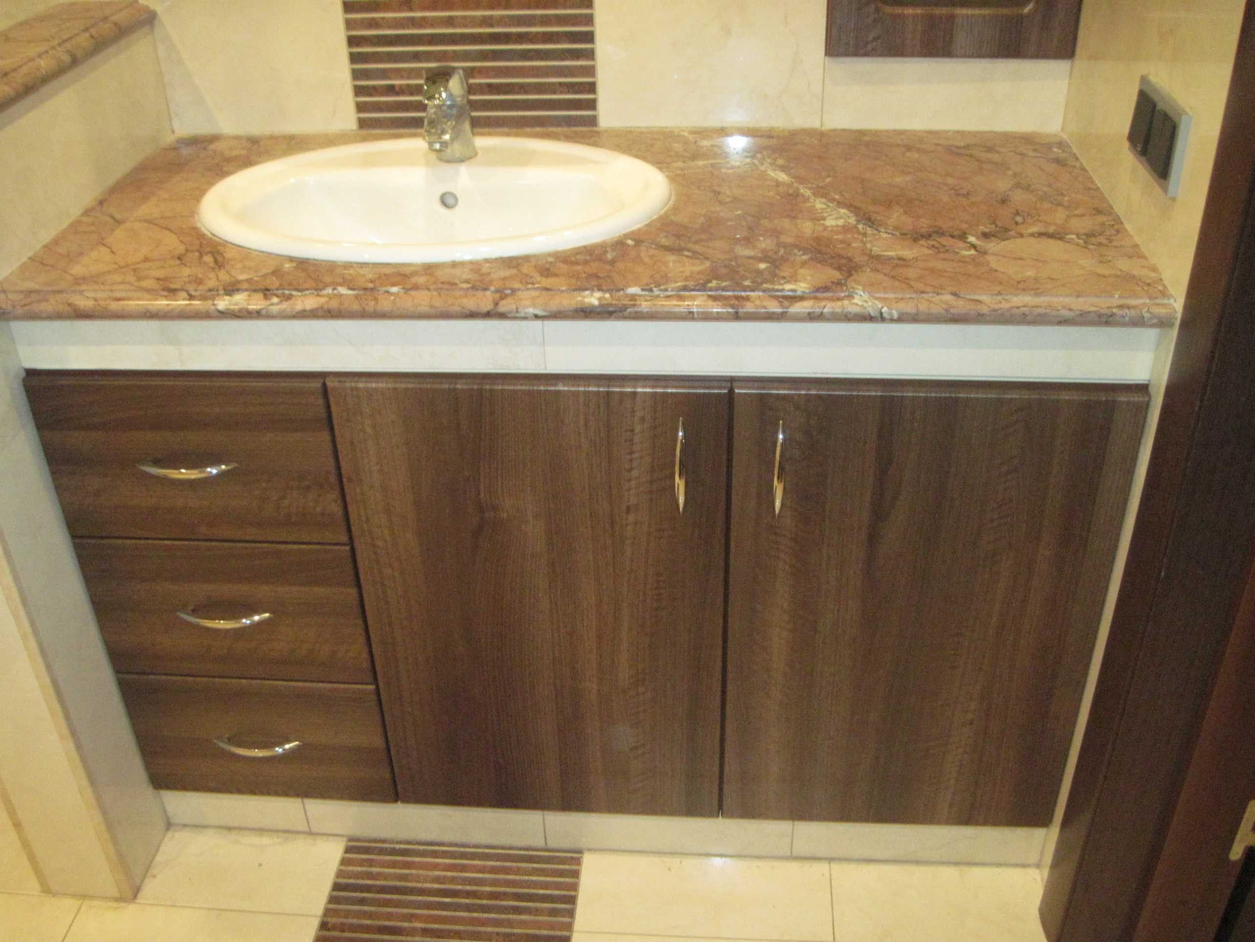 Столешница из дерева для ванной комнаты