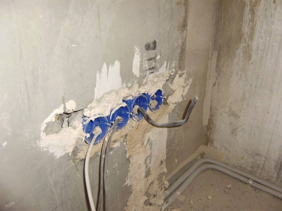 Монтаж электропроводки в ванной: требования и инструкция по прокладке кабелей