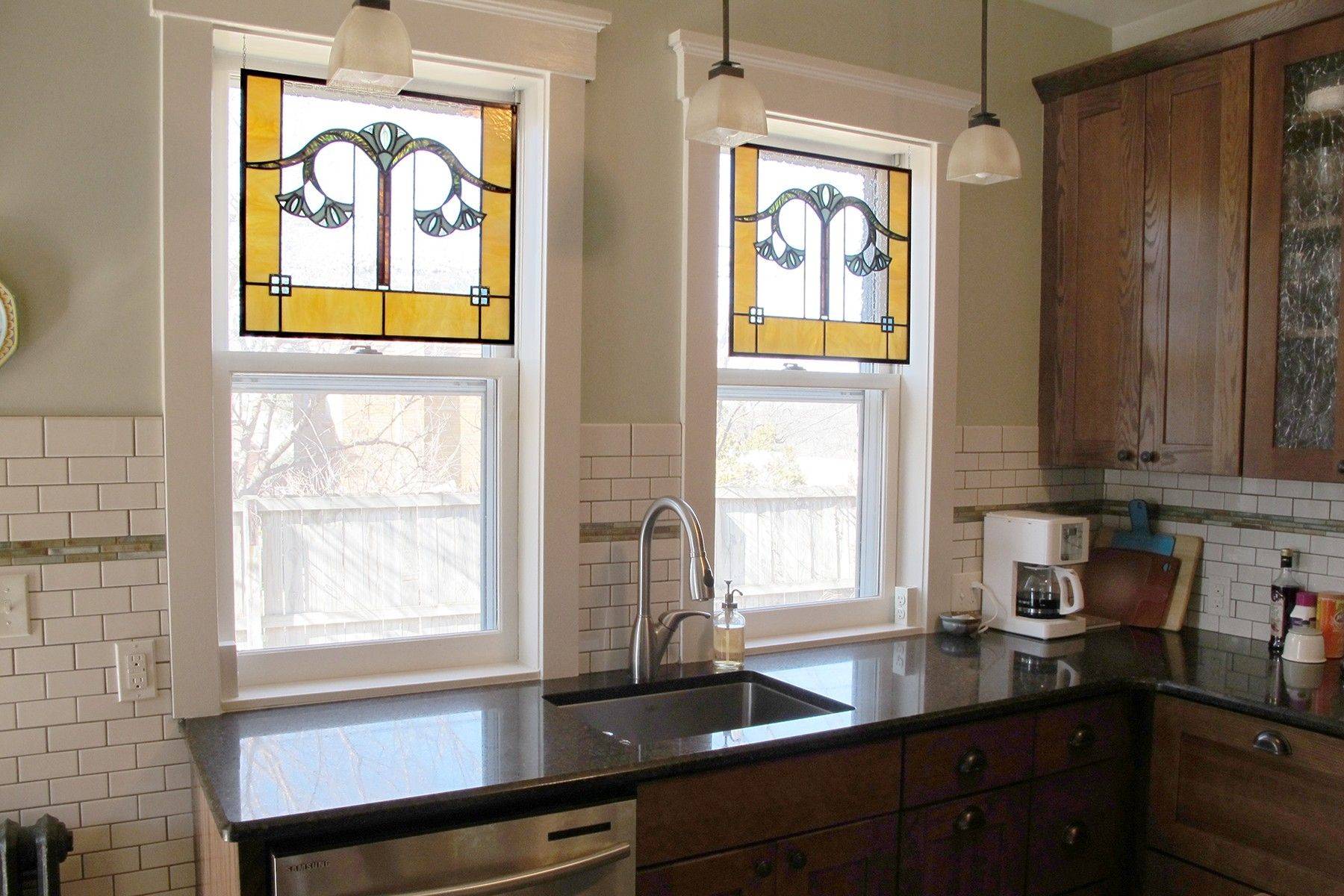 Отдельное окно расширение. Кухня с окном. Интерьер кухни с окном. Большие окна на кухне. Кухня в доме с окном.