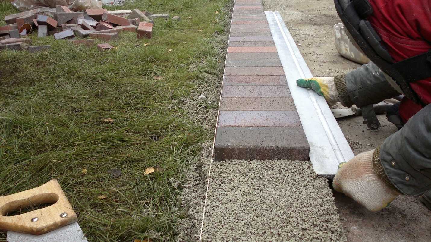 Как уложить тротуарную плитку на даче: укладка своими руками