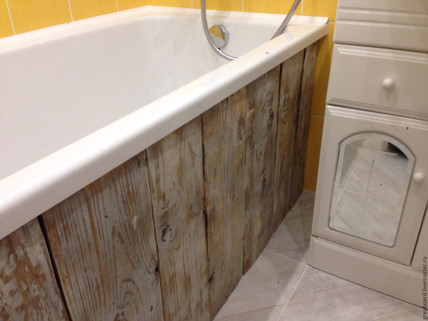 Красиво закрыть ванну. Экран для ванной деревянный. Деревянный экран под ванную. Экран под ванну из дерева. Экран под ванную.