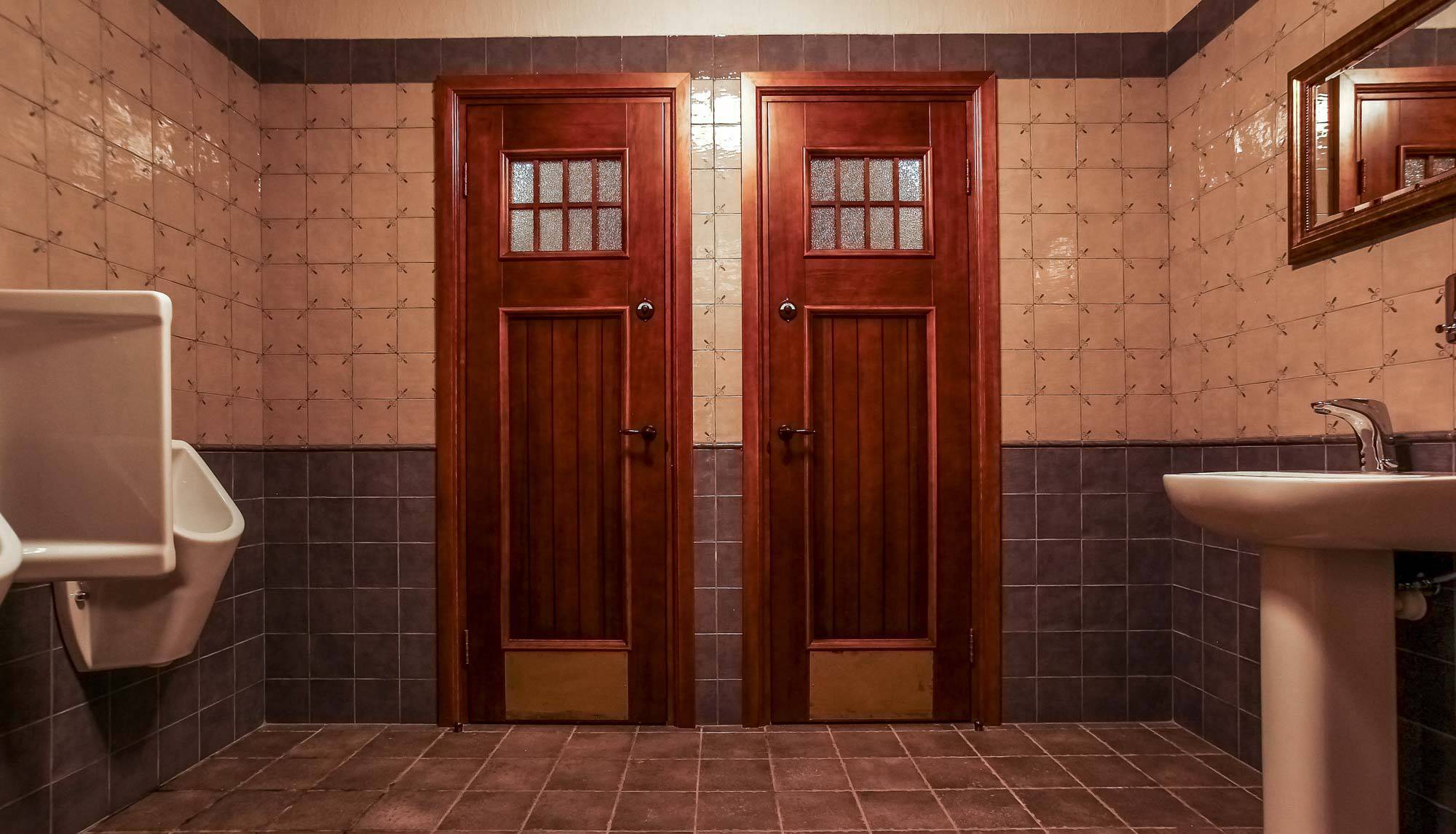 Просто и удобно: рейтинг 2021 года лучших дверей для ванной и туалета