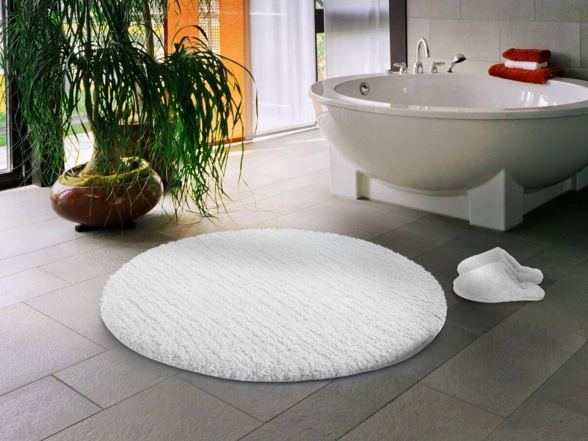 Коврик в ванну на пол. Круглый коврик в ванную. Круглый ковер в ванную комнату. Коврик для ванной круглый.