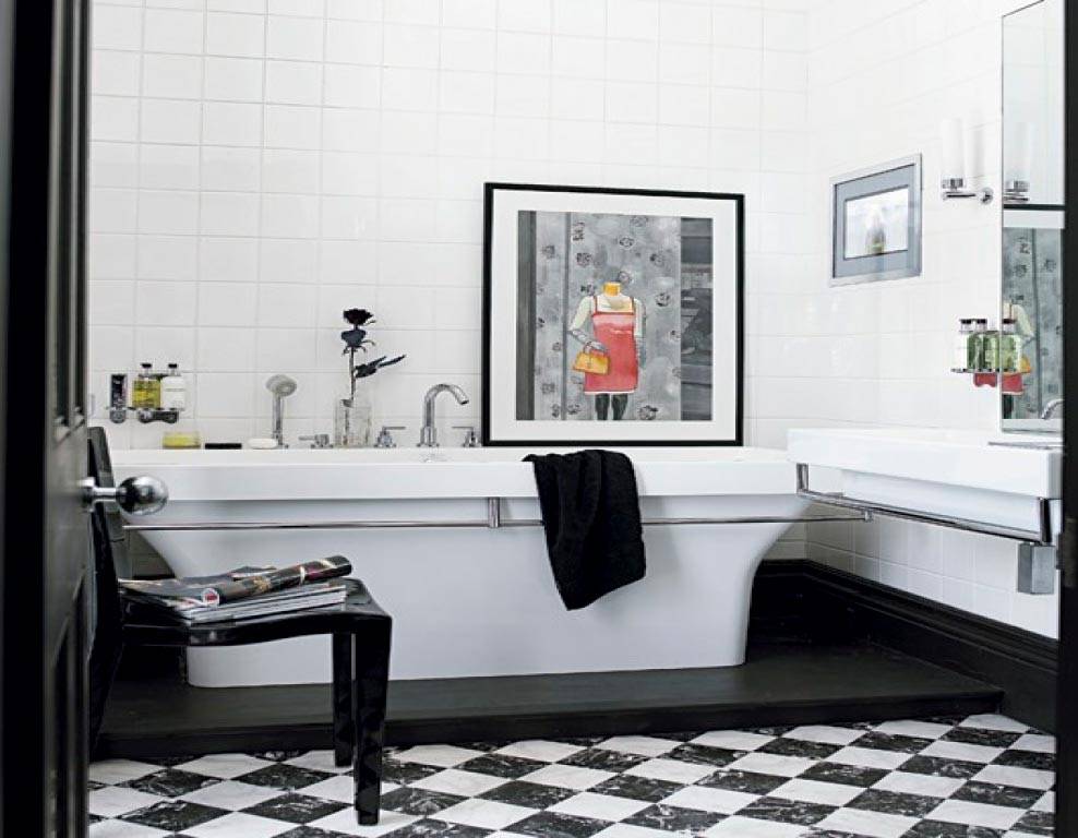 Белая плитка на пол в ванной. Чёрно белая плитка. Кафель черно белый. Ванная черно белая плитка. Черно белый пол в ванной.