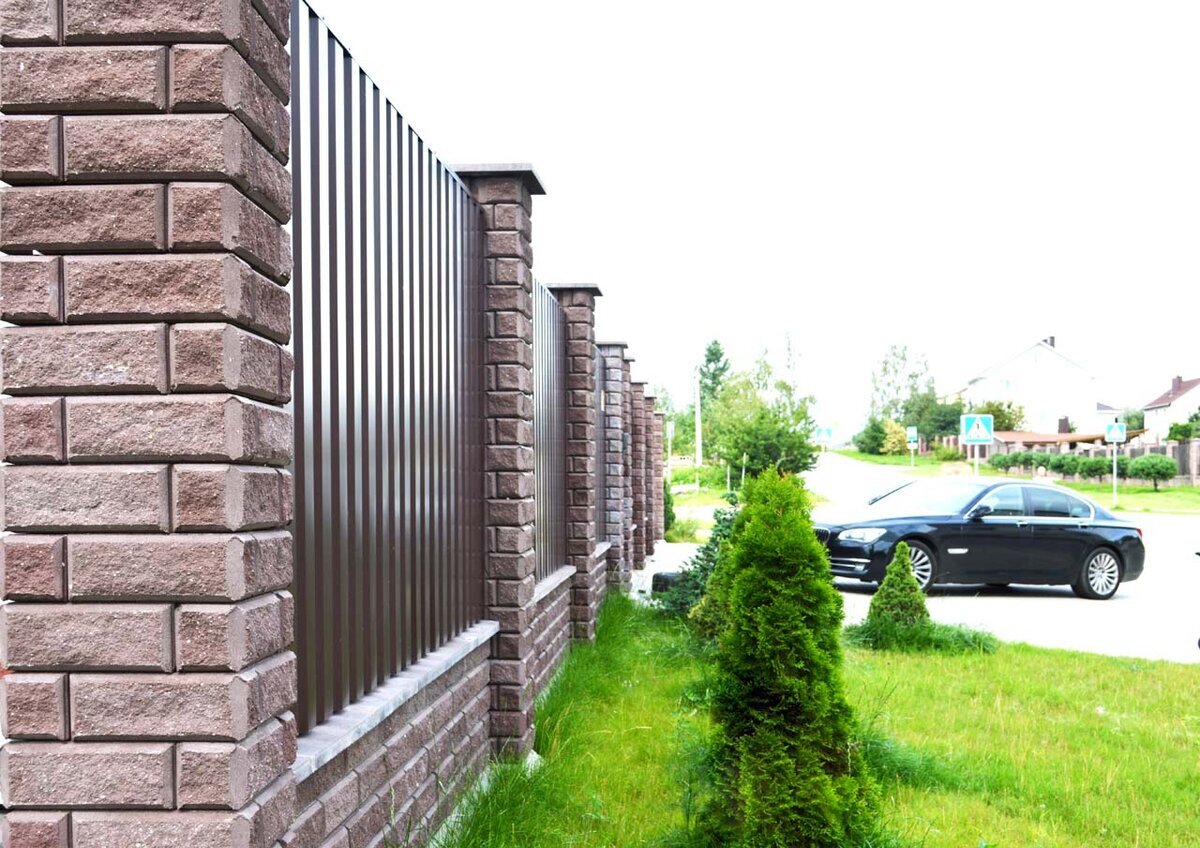 Какие кирпичи лучше выбирать для строительства заборных столбов