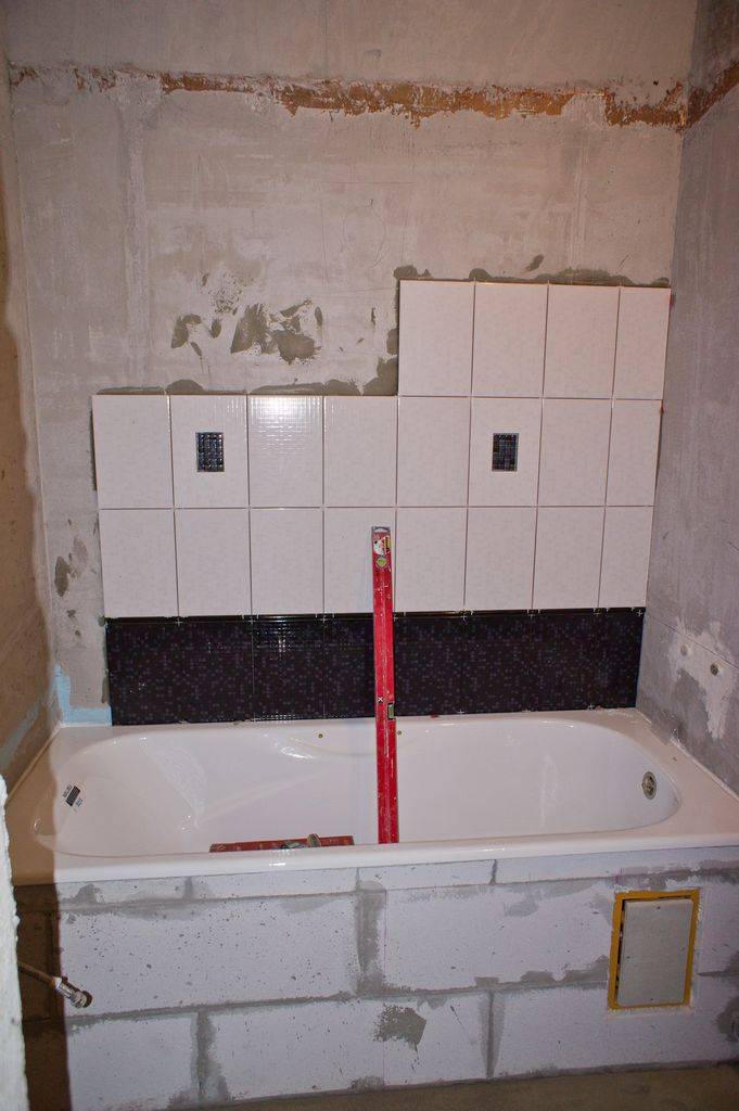 Установка ванны: правильно до или после монтажа плитки?