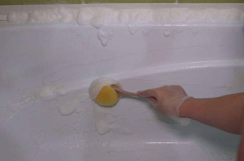 Чем очистить ванну от желтизны в домашних. Известковый налет в ванной. Известковый налет на ванне. Желтый грибок в ванной. Как отмыть налет на ванне.