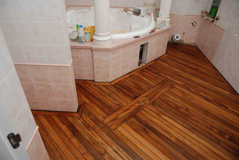 Можно линолеум в ванной. Деревянный пол в ванной. Линолеум в ванную комнату. Линолеум на пол в ванной комнате. Линолеум в ванной комнате в деревянном доме.