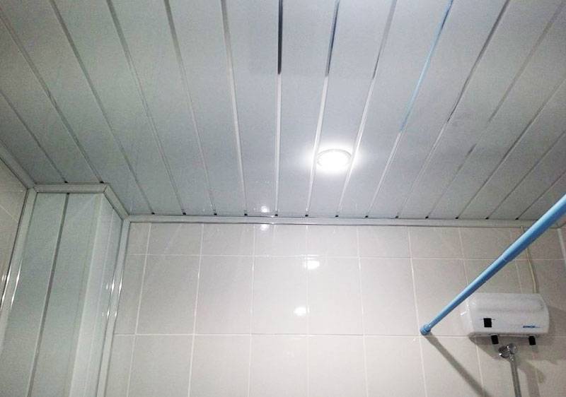 Как сделать потолок в ванной из панелей. Пластиковый потолок в ванную. Потолок из пластиковых панелей. Пластиковый потолок в ванной. Потолок из ПВХ панелей в ванной.